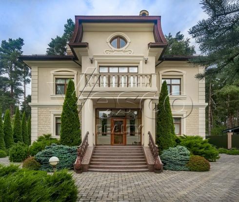 Классический особняк на лесном участке