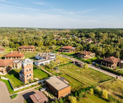 Современный дом 940 кв.м с бассейном
