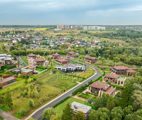 Современный дом 940 кв.м с бассейном