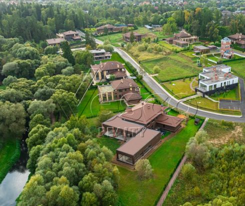 Современный дом 940 кв.м с бассейном