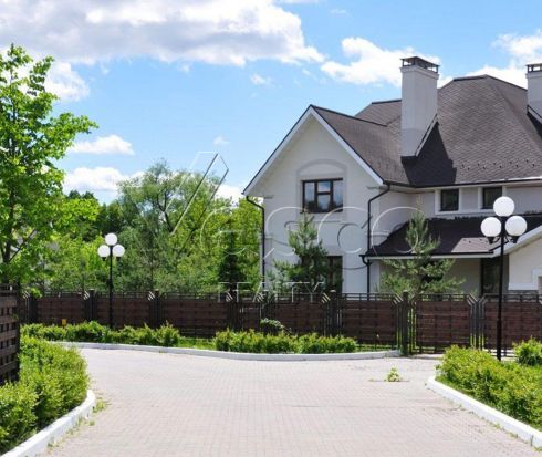 Коттедж в камерном поселке на прилесном участке