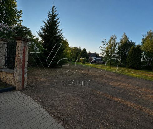 Участок рядом с лесом