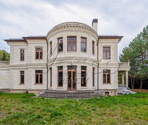 Дом в классическом стиле на границе с лесом