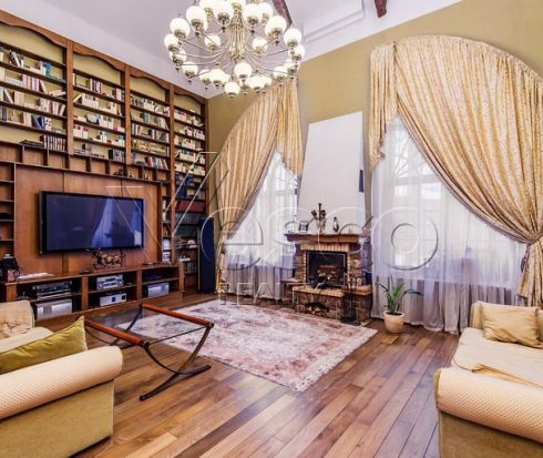 Современный кирпичный коттедж на лесном участке