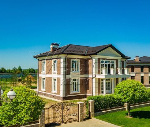Изысканный особняк в Ренессанс Парке