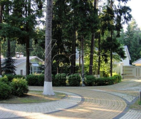 Элитный загородный комплекс с бассейном на лесном участке