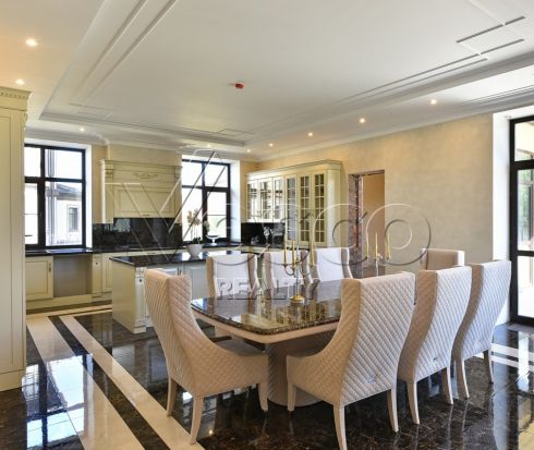 Великолепный дом с современной отделкой