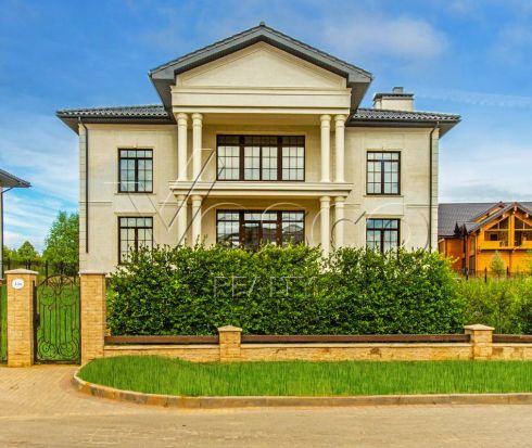 Дом без отделки в охраняемом поселке