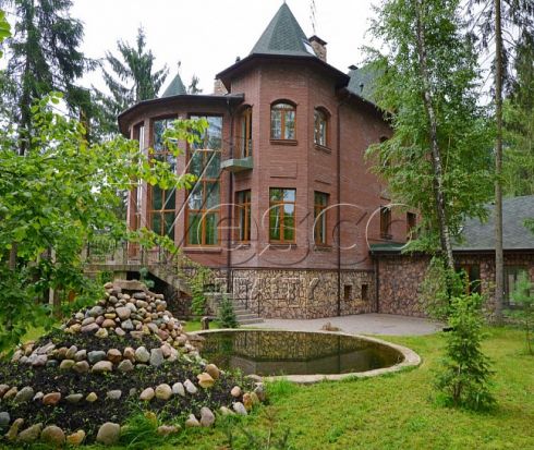 Новый коттедж с дорогой стильной отделкой