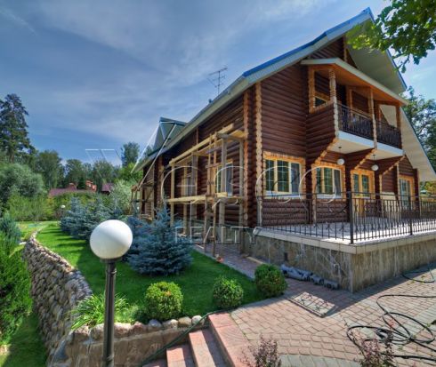 Деревянный дом с отделкой и мебелью
