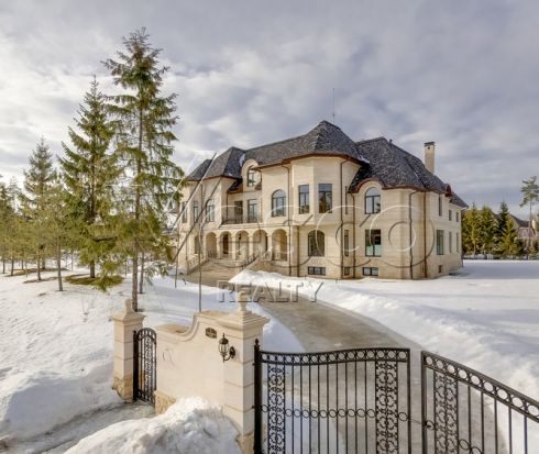 Усадьба с бассейном на роскошном видовом участке