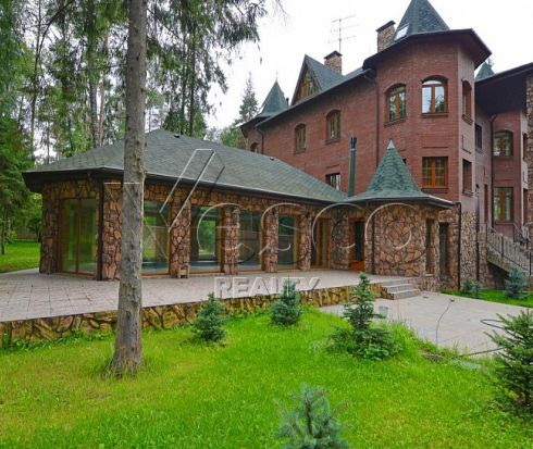 Новый коттедж с дорогой стильной отделкой