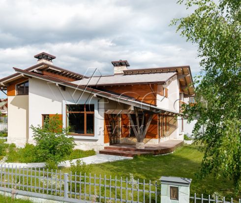 Современное шале на участке с берёзками