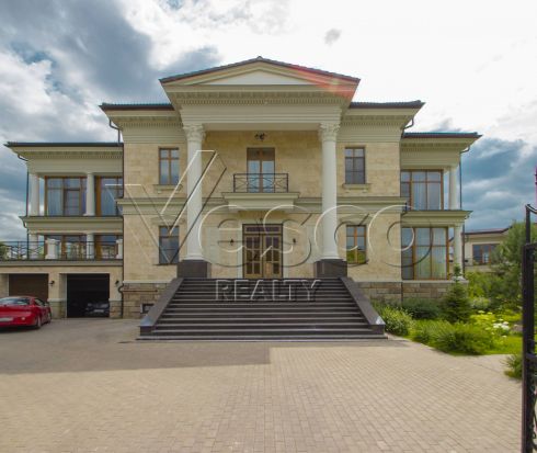 Дом в классическом стиле в поселке Монолит