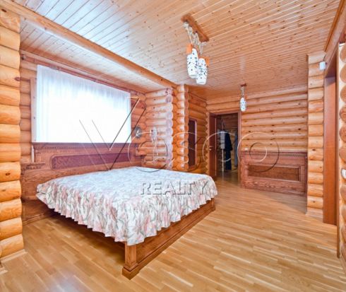 Деревянный дом с отделкой и мебелью