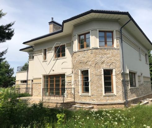 Дом под отделку в обжитом поселке
