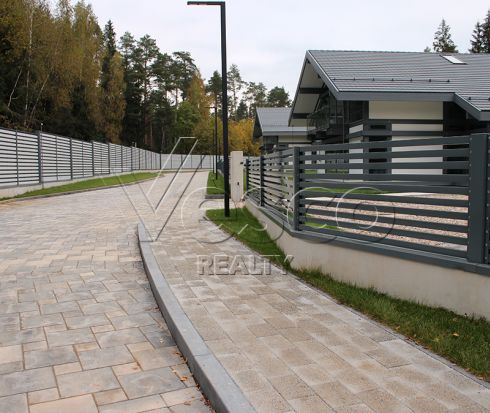 Новый коттедж в клубном поселке в окружении сосен